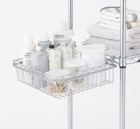 たくさんの缶・ビンや液体のボトルなど