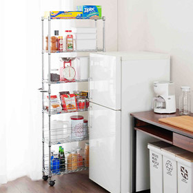 冷蔵庫と壁の間にすっぽり収まって収納力も抜群！キッチンの隅っこのキレイもキープ。